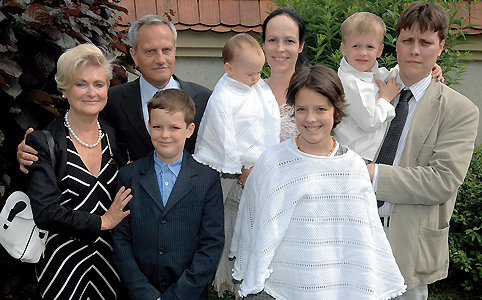 Kádár Krisztina és Hartyánszky István fiával, menyével és a négy unokával
