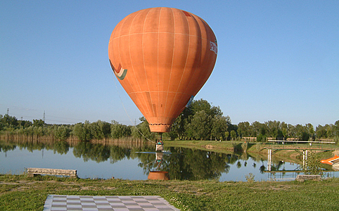 A csendben repülő ballonból kitűnő a panoráma