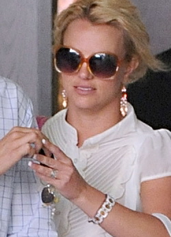 Britney megmutatta az eljegyzési gyűrűjét