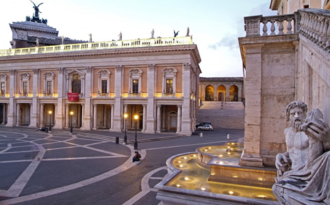 A Capitoliumi Múzeumok gyűjteménye az egymással szemben álló Palazzo dei Conservatori és a Palazzo Nuovo palotában található