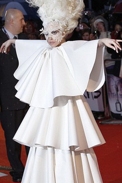 Lady Gaga rokokó fenyőfának öltözött