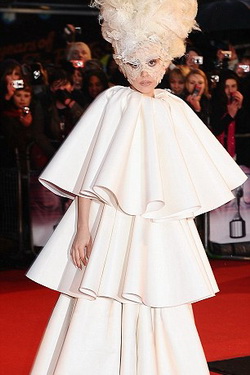 Lady Gaga rokokó fenyőfának öltözött