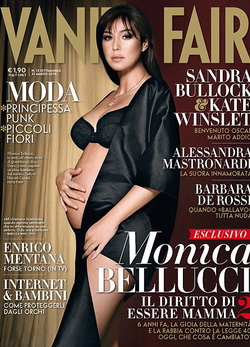 Monica Bellucci terhesen, fehérneműben pózol