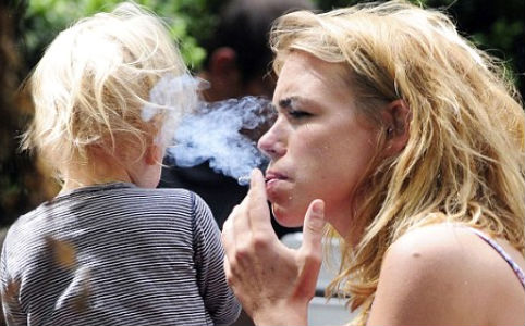 Durva fotó!Gyereke arcába fújta a füstöt a sztár