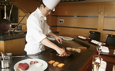 Kobe szarvasmarha húst készítenek elő egy japán étteremben