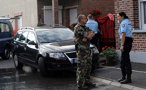 Rendőrök állnak a 47 éves, segédápolónő háza előtt, aki 8 csecsemőjét ölte meg