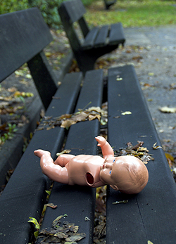 Csecsemőgyilkosok: Szörnyetegek, vagy magukra hagyott, rettegő áldozatok?